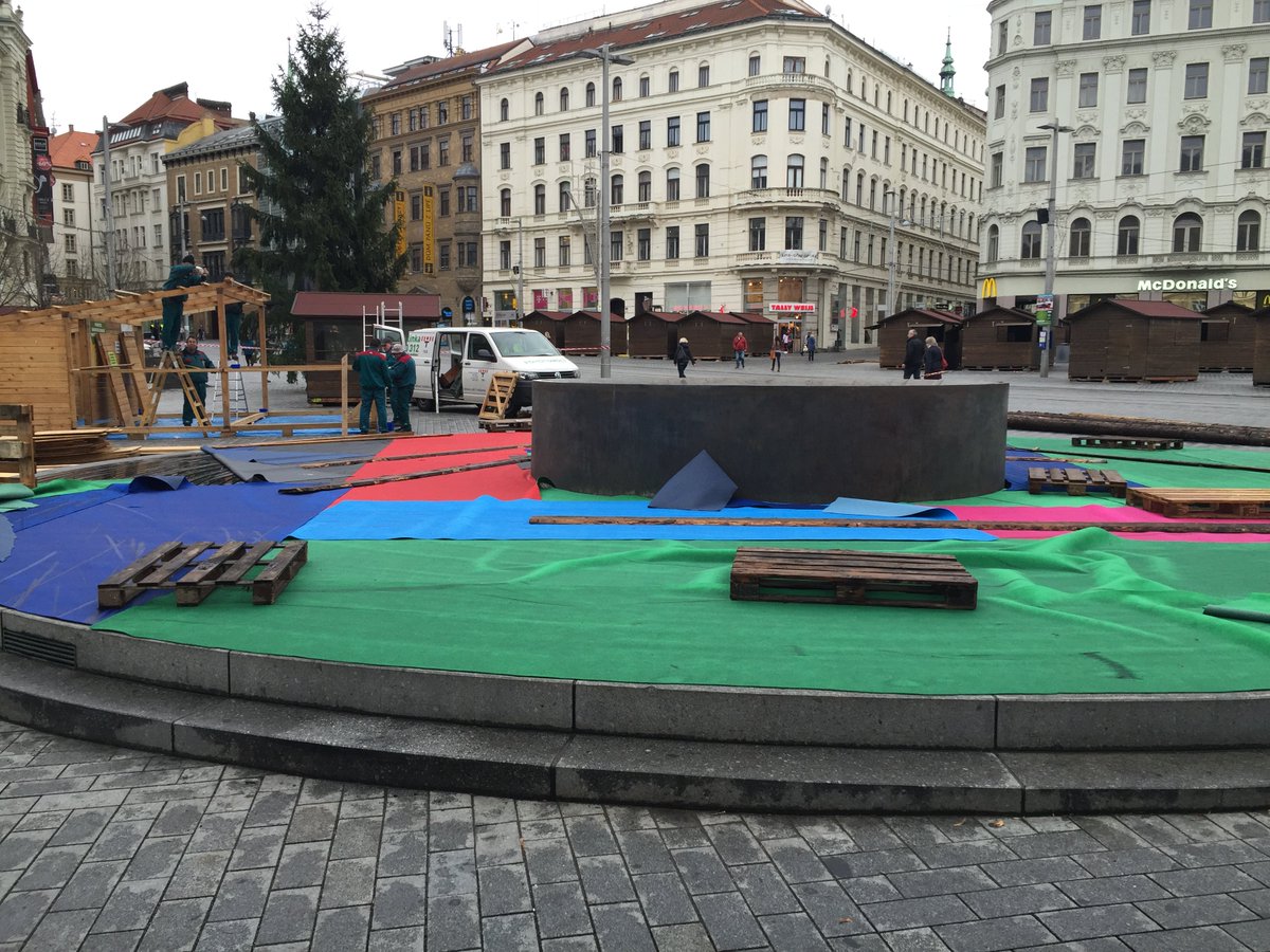 VaseVanoce's tweet photo. Na náměstí Svobody vrcholí příprava vánočních trhů. Zdobení třináct metrů vysokého smrku z Bílovic začne zítra. https://t.co/xZfokTVsu0