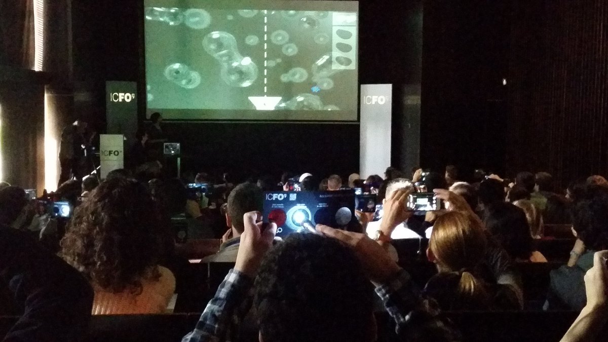 Using light to trap and ID the infected cell 1st #Photonics Congress4Young People <a href="/ICFOnians/">ICFO</a> @IYL2015 <a href="/Photonics21/">Photonics21</a>