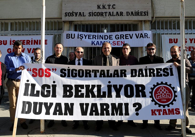 gunlukkibris's tweet photo. #KTAMS Ve #KAMU-SEN #Sosyal #Sigortalar Dairesi’nde Tam Gün #Grev Yapıyor https://t.co/hduT7Aw5fn https://t.co/ykJcTLZitm