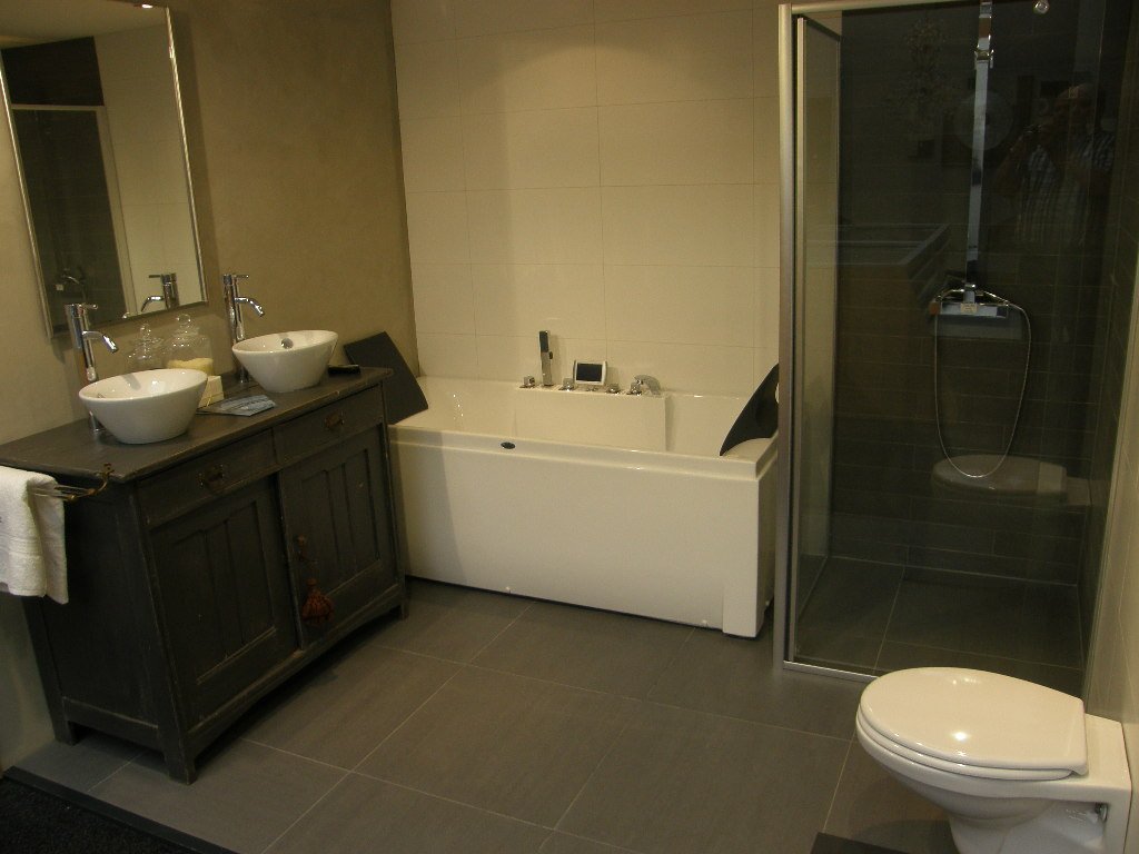 Voor uw complete badkamer komt u naar Badenmarkt! Samen met @UltrabadNL en <a href="/Stobastone/">Dirk Jan Ras</a> maken wij uw badkamer perfect