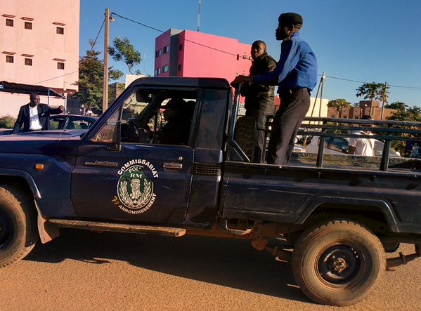 مسلحون يهاجمون فندقا دوليا وسط باماكو عاصمة مالي CUPyCVwXIAE88T_