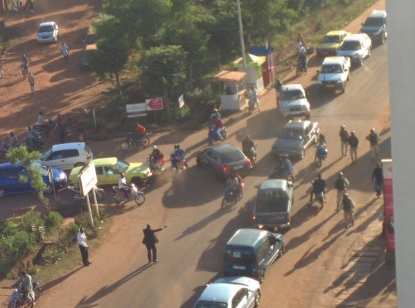 مسلحون يهاجمون فندقا دوليا وسط باماكو عاصمة مالي CUPyCXNWIAADexP