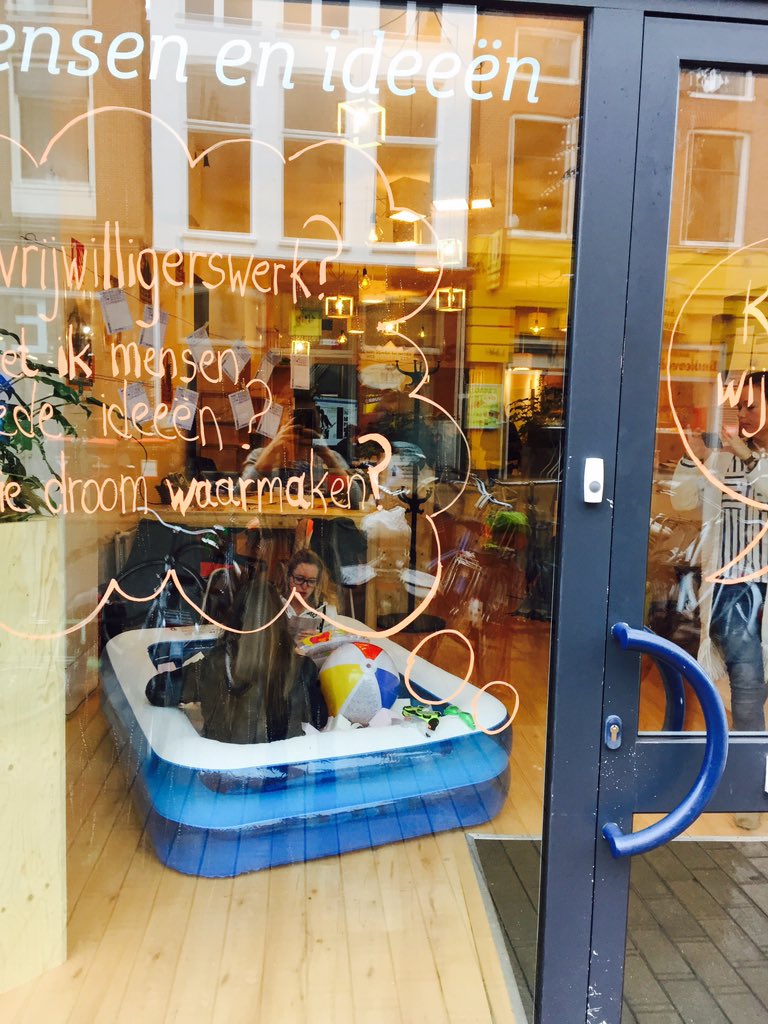 Niets raars aan 2 vreemde in de #BlokjesBak die verhalen delen <a href="/BlokjeOm050/">BlokjeOm</a> <a href="/letsgro050/">Let's Gro</a>