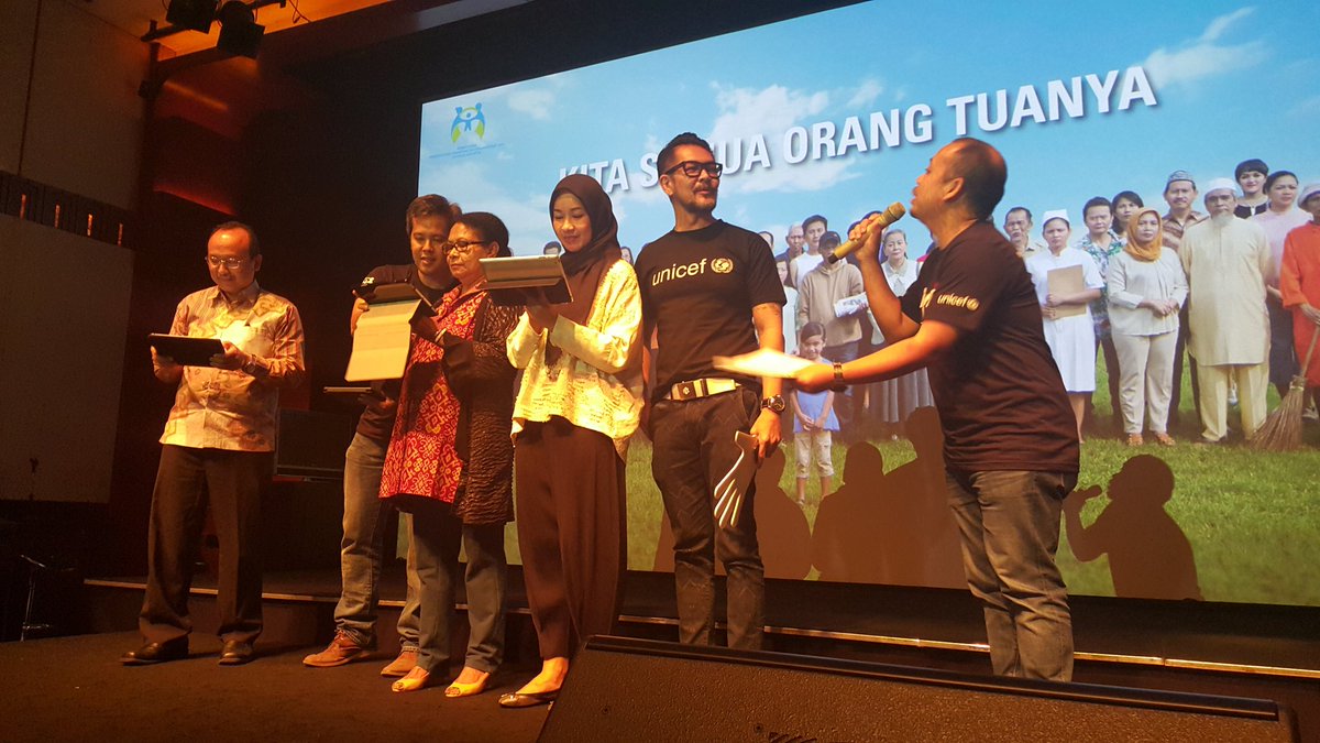 Menteri PPPA ibu Yohana Yembise bergabung menjadi #PelindungAnak. Skrg giliranmu, ayo ke pelindunganak.org!