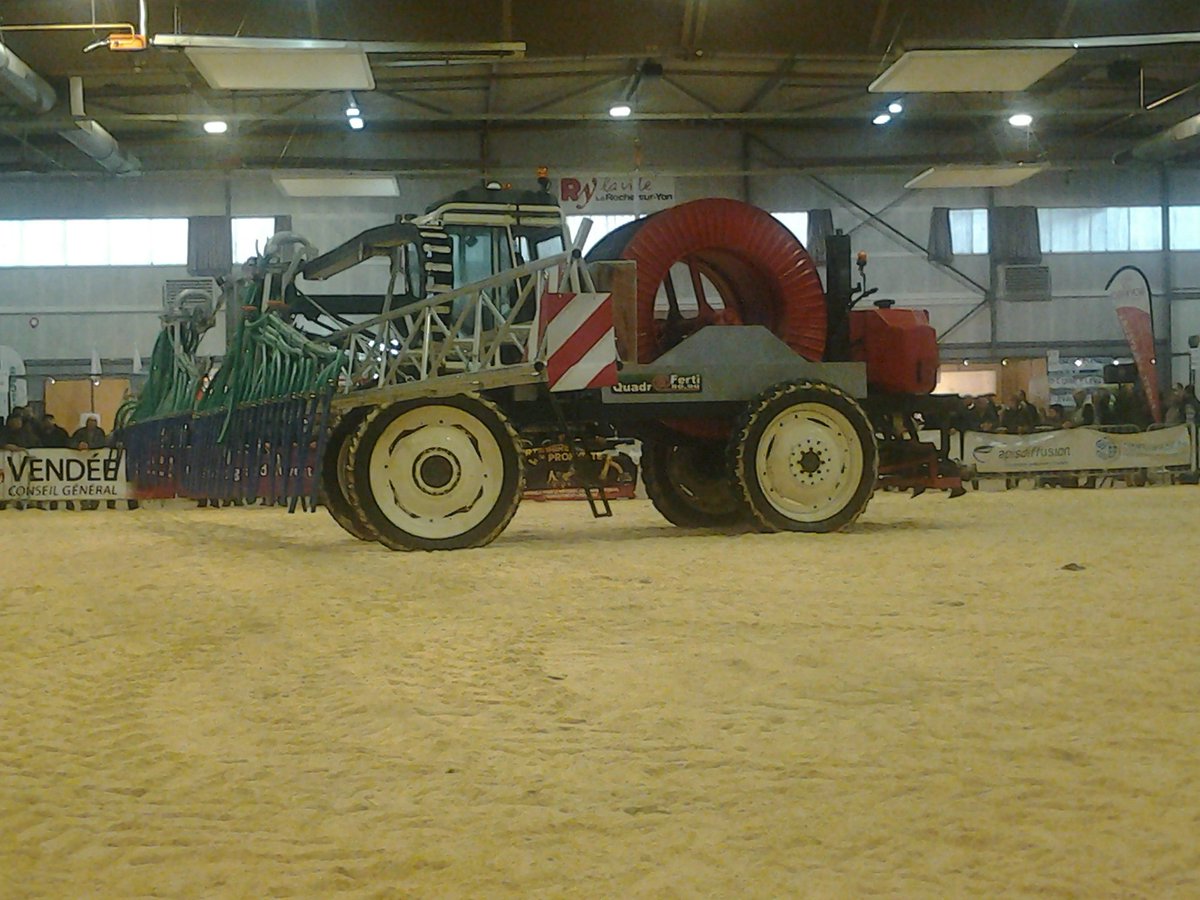 TechElevage's tweet photo. Le #ShowMachine se termine et laissera place à la #Parade du #TE2015 ! https://t.co/ExLhJay41E