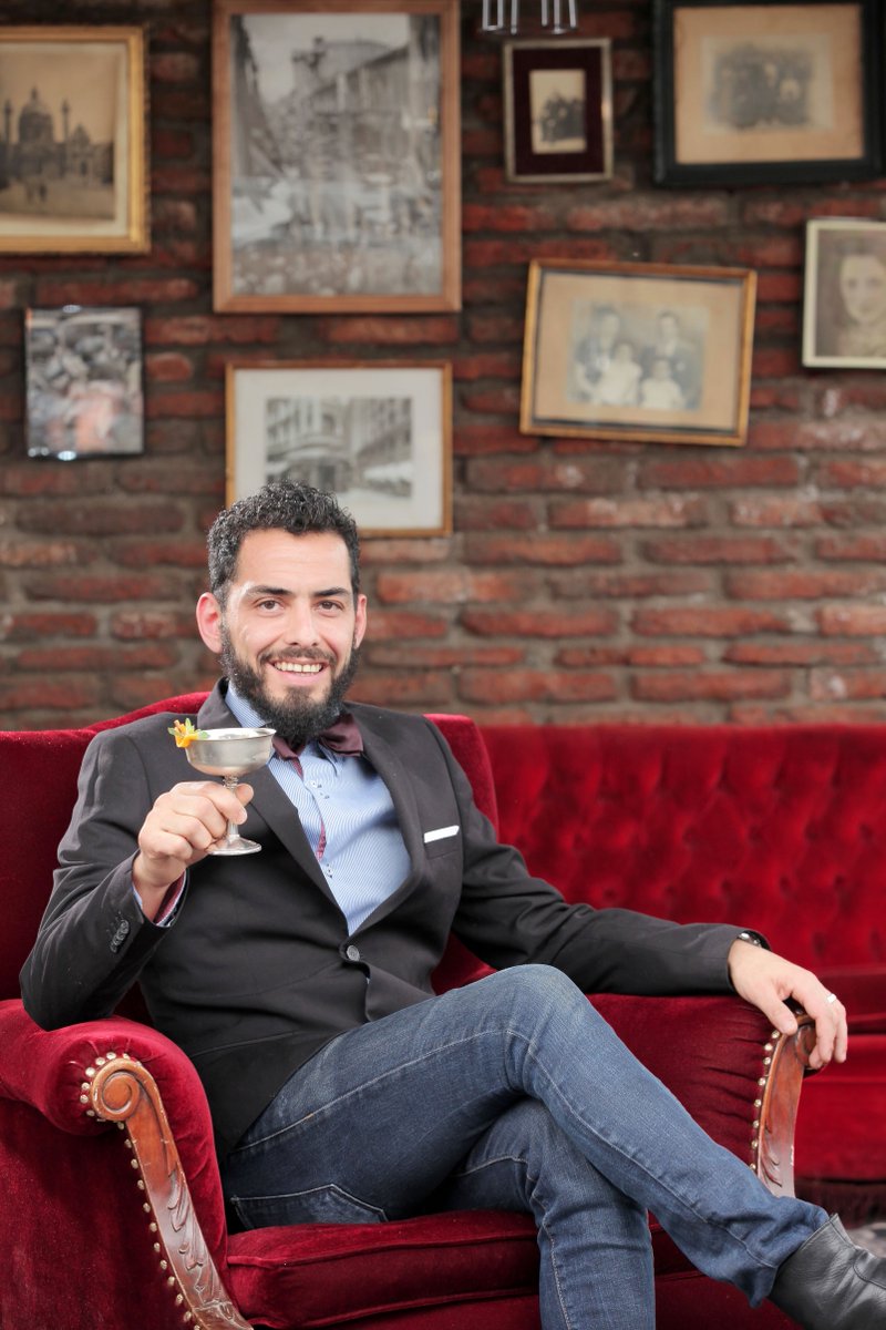 La historia de Diego Olivera, el bartender argentino que no sirve piscolas en "Room 09" bit.ly/1PQWQc3