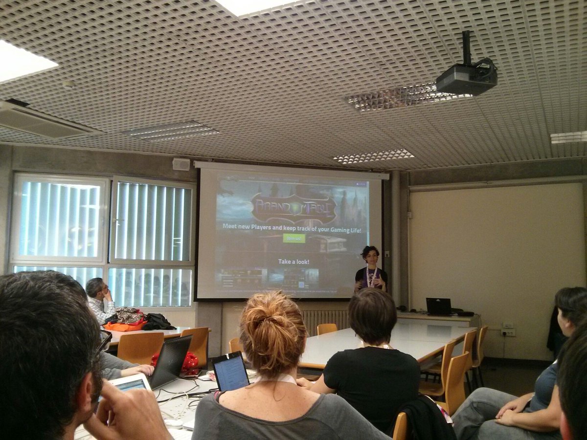 esloho's tweet photo. Interesantísima charla de @ghilbrae  sobre @arandomtable , plataforma en Django con perspectiva de género :D https://t.co/YhiC3mRpJk