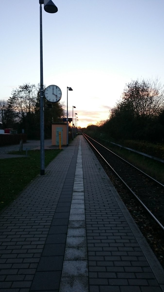 ghgoldig1's tweet photo. Wir warten auf Astrid North am Bahnhof Rieste #olbcamp Clubkonzert in der #Jugendherberge Alfsee https://t.co/jdCDdyTQk9