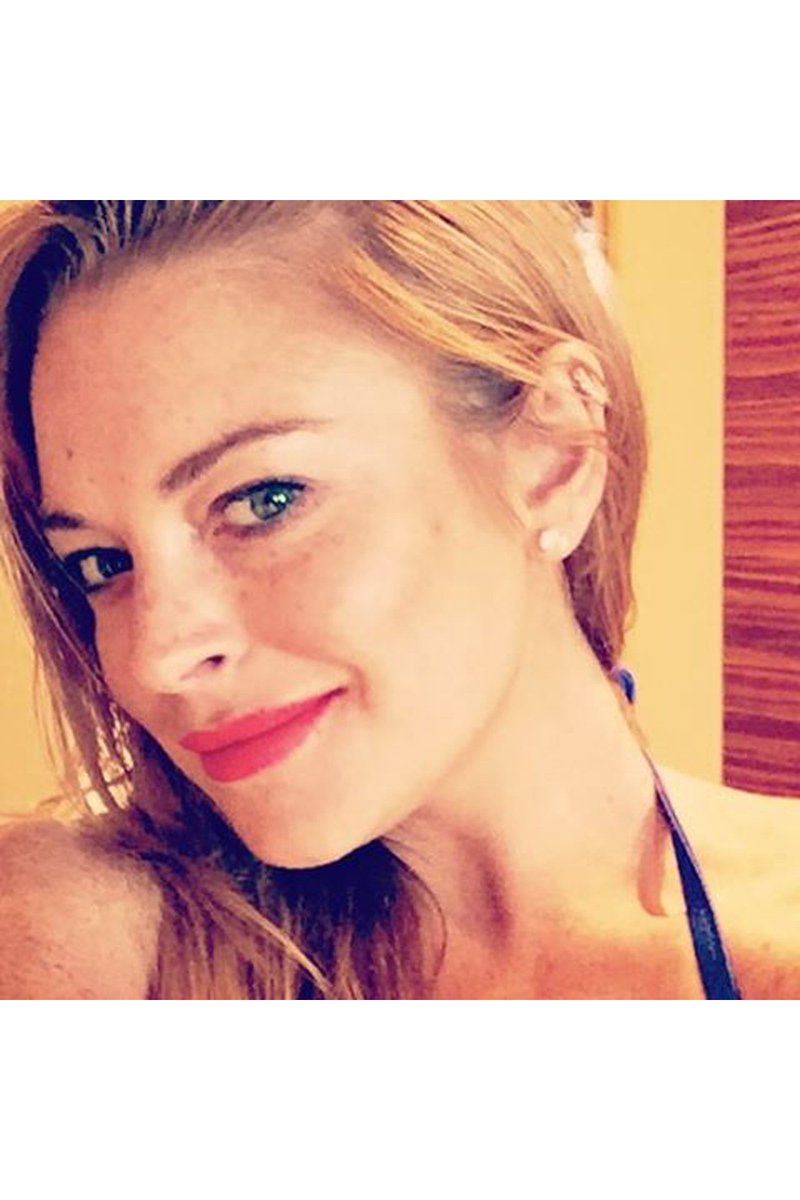 BritishVogue's tweet photo. Lindsay Lohan celebrates her return to acting: https://t.co/VsQHwPXcKV https://t.co/HqNSGejUf5