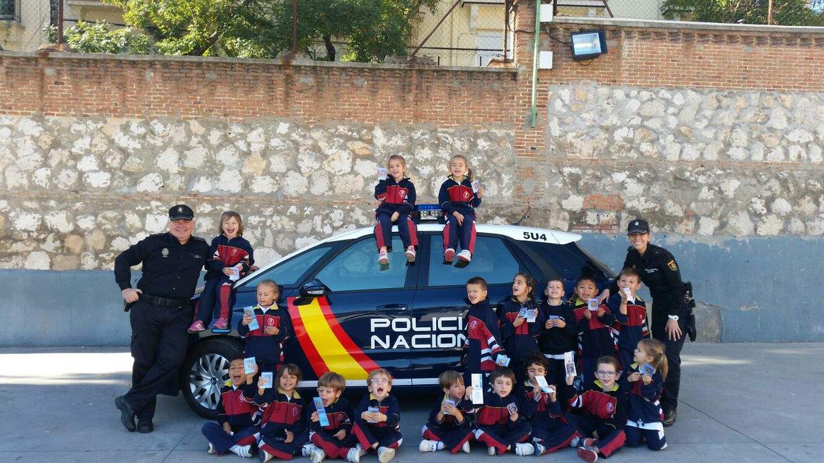 policia's tweet photo. No les asustes con eso de que "viene la Policía"... somos sus AMIGOS y estamos para ayudarles. #DíaDelNiño https://t.co/Jah87iHt0S
