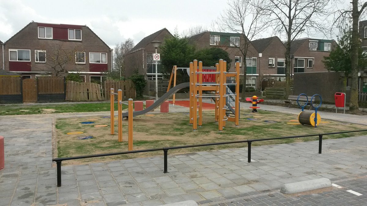 Wij zijn op diverse plekken druk bezig met het renoveren van #speelplaatsen voor <a href="/GemZaanstad/">Gemeente Zaanstad</a> !