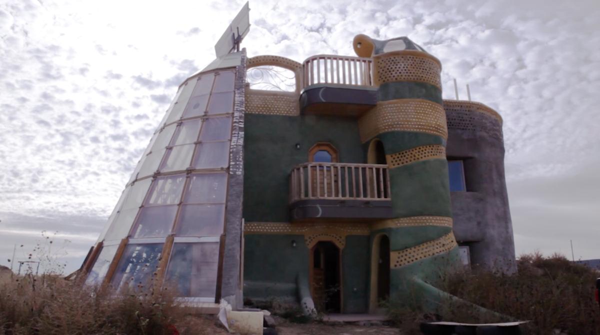 TheAdaptors's tweet photo. Your dream home is here. And it's built out of trash. Meet the "Earthship." https://t.co/BHSSKiowPA https://t.co/g7wPtgcxeN