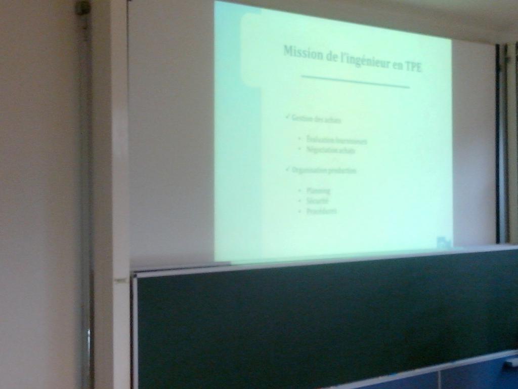 Benoit_MINISINI's tweet photo. Le directeur d'ATMOS, présente les missions des ingénieurs en TPE @institut_ISMANS https://t.co/amClyWg8eK
