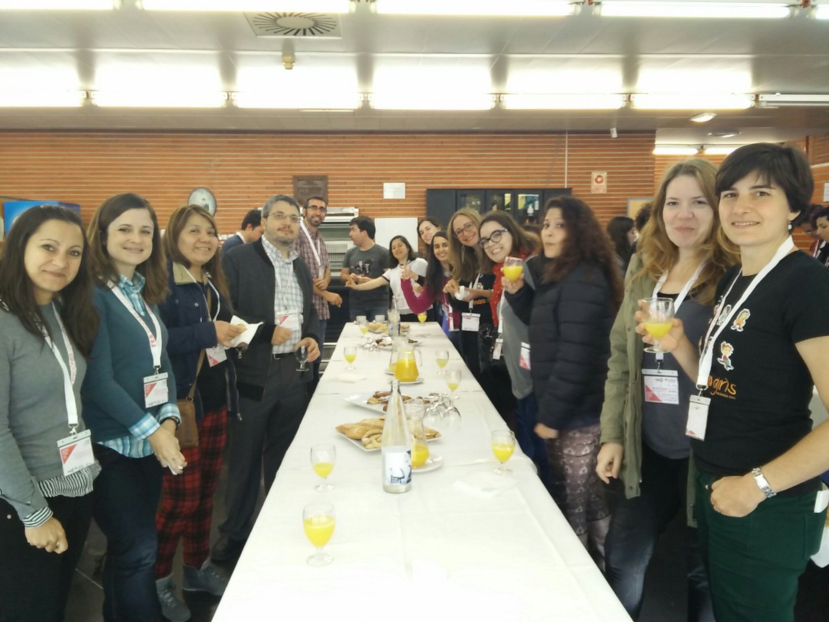 DjangoGirlsES's tweet photo. Reponiendo fuerzas tras la primera parte, ¡y a seguir programando! Molíais todo, chicas :-) https://t.co/mjwXIYbLX9