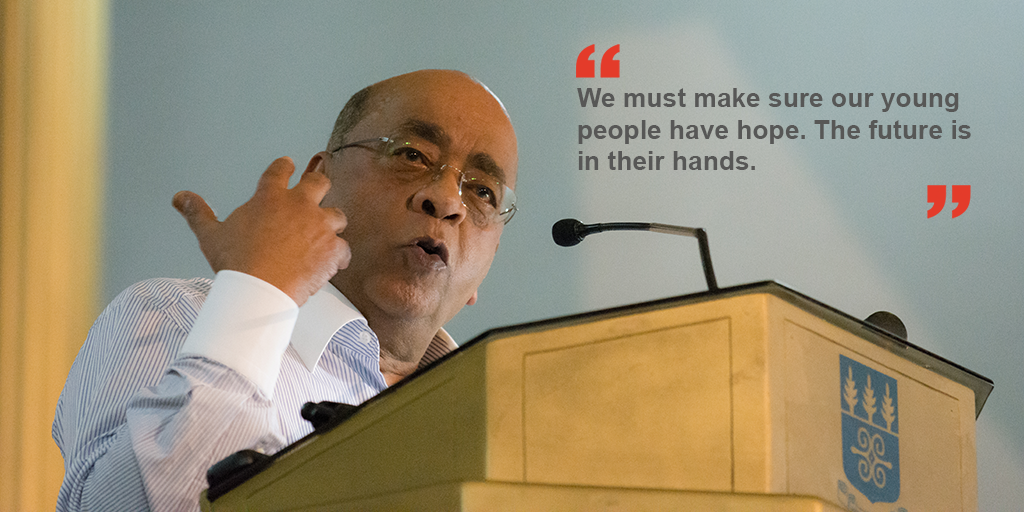Mo_IbrahimFdn's tweet photo. Last night Mo Ibrahim spoke at the @jakfound annual lecture @UnivofGhana. More: https://t.co/DQ6UdqvAvW #gdls2015 https://t.co/U9pUWhJvAj
