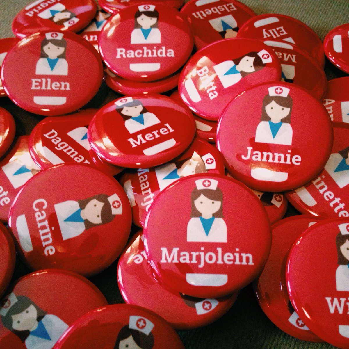 buttontoko's tweet photo. Leuke zuster buttons met naam #buttontoko #nurse #buttons https://t.co/uTK3Y3qWSw