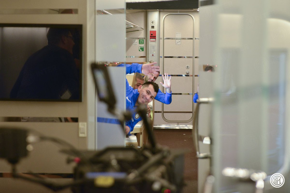 Inter's tweet photo. Ecco i nerazzurri protagonisti del video girato a bordo del #Frecciarossa 1000. Sarà online domenica! @LeFrecce https://t.co/bj2RNtroJk