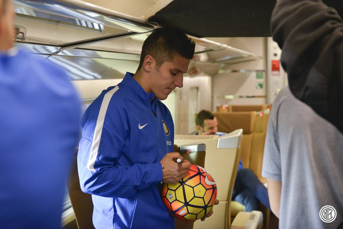 Inter's tweet photo. Ecco i nerazzurri protagonisti del video girato a bordo del #Frecciarossa 1000. Sarà online domenica! @LeFrecce https://t.co/bj2RNtroJk