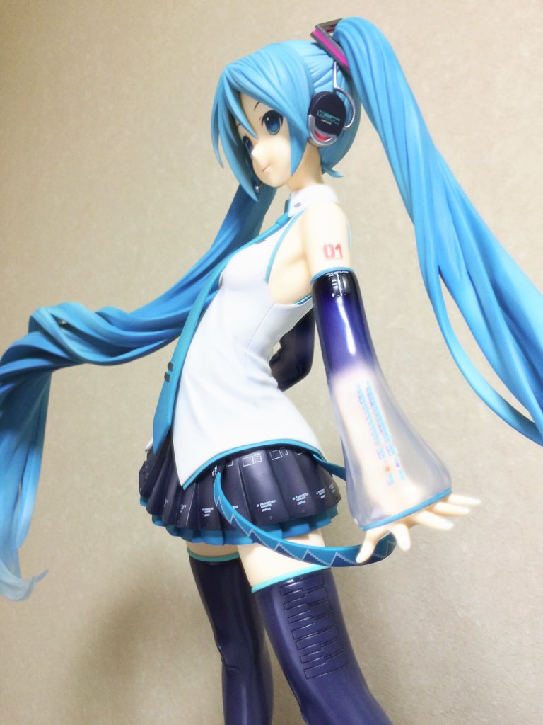 ユアリス 初音ミクv3フィギュアが届いたー S D 箱でかっ S D 中身もでかっ 大きさ比較のためps3のケース置いた 1 4スケールだけあって存在感が凄い 細かいディテールもしっかり立体で作ってあって半端ない T Co Ynaypfhyrx