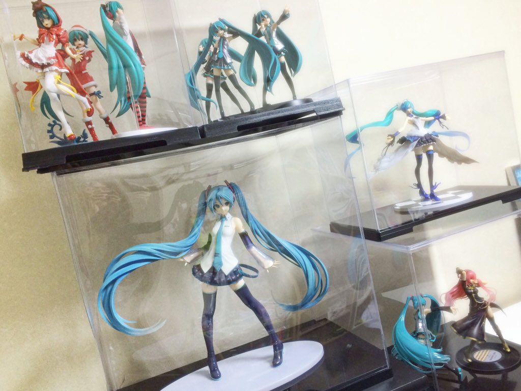 ユアリス このためにケース用意しといてよかった 他のフィギュアと並べると より大きさが際立つね 流石に数が増えてきて 大きさの違うケースの上に載せるのはまずくなってきたかなーとか これ撮った後並べ直した T Co Jf4qd8efkp Twitter