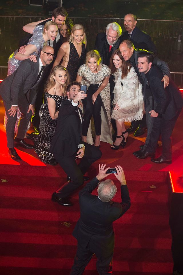 LiamHemsworthCF's tweet photo. On the red carpet at the premiere of #MockingjayUK
En la alfombra roja en el estreno de #MockingjayUK https://t.co/9LSrlTazZe