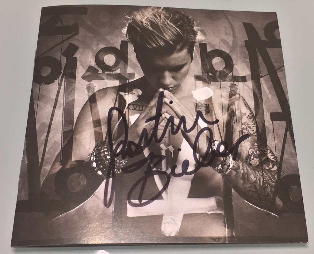 Tay___SHOTA___'s tweet photo. 洋楽垢でも自慢笑

届いた！！

Justinのサインとグッズとアルバム！

Mステ出演決定したし、フィーバーや🤗🤗

@bieber_japan https://t.co/1sAB7jeDIe