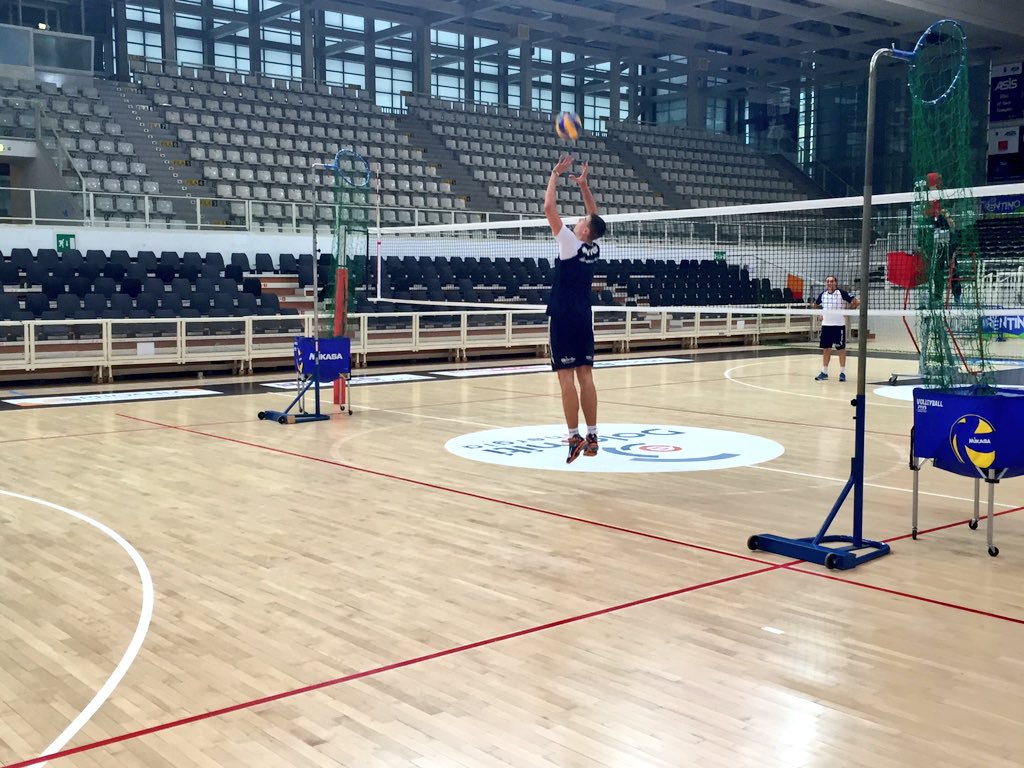 trentinovolley's tweet photo. #PalaTrento, Radostin #Stoytchev al lavoro con Simone #Giannelli nella sessione di allenamento mattutina https://t.co/gdBAyfGGdW