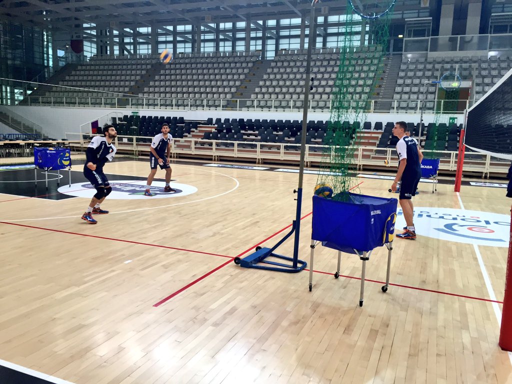 trentinovolley's tweet photo. #PalaTrento, Radostin #Stoytchev al lavoro con Simone #Giannelli nella sessione di allenamento mattutina https://t.co/gdBAyfGGdW