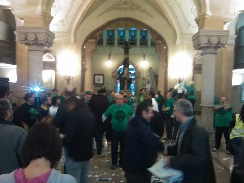 PAHGarraf's tweet photo. @bbva gana 2620 € más que el año pasado hay que equilibrar la balanza con la ciudadania: #BbvaAlquilerSocialYa !!!! https://t.co/PsAJbcpnZ0