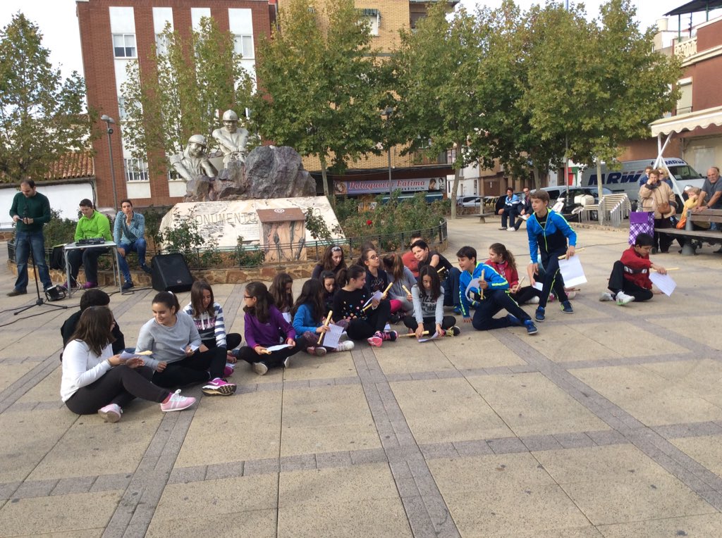 felixarias81's tweet photo. Música en el monumento al obrero de Almadén #nosimportalamusica @CBS3_0 Porque nuestros niños tienen derecho https://t.co/74m4qyh4nA