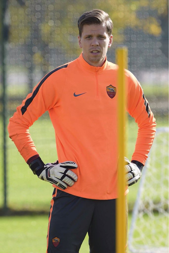 OfficialASRoma's tweet photo. Altre immagini dell'ultima seduta dei giallorossi in vista di #BolognaRoma. A breve la gallery su asroma.it https://t.co/6a1cmYovKd