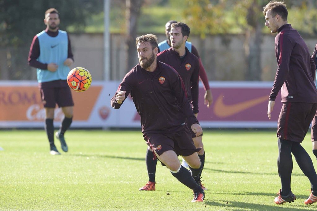 OfficialASRoma's tweet photo. Altre immagini dell'ultima seduta dei giallorossi in vista di #BolognaRoma. A breve la gallery su asroma.it https://t.co/6a1cmYovKd