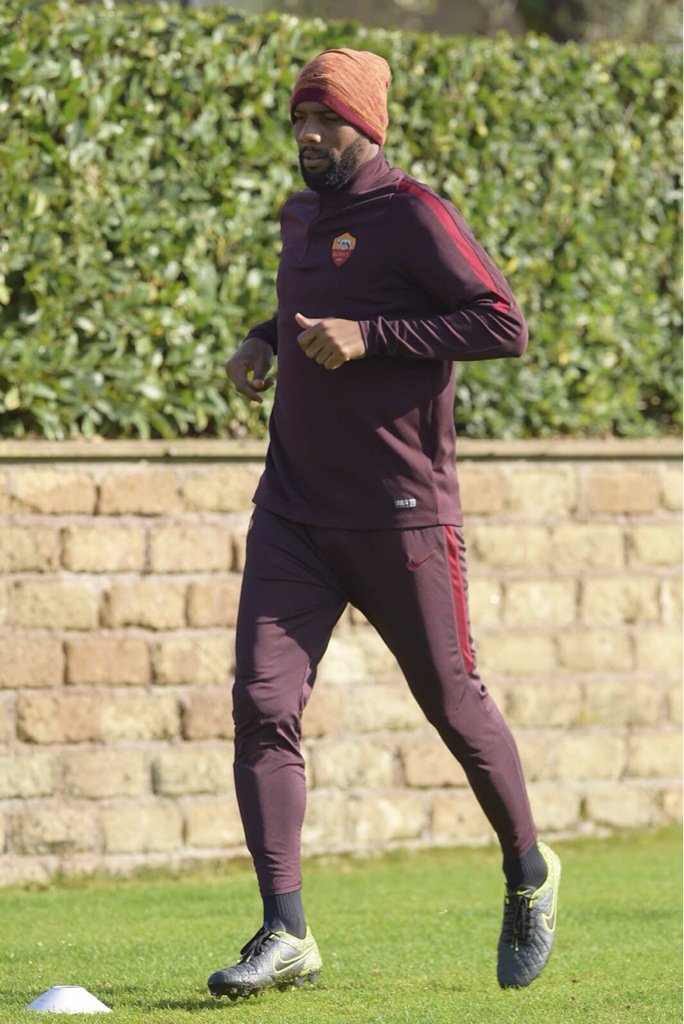 OfficialASRoma's tweet photo. Altre immagini dell'ultima seduta dei giallorossi in vista di #BolognaRoma. A breve la gallery su asroma.it https://t.co/6a1cmYovKd