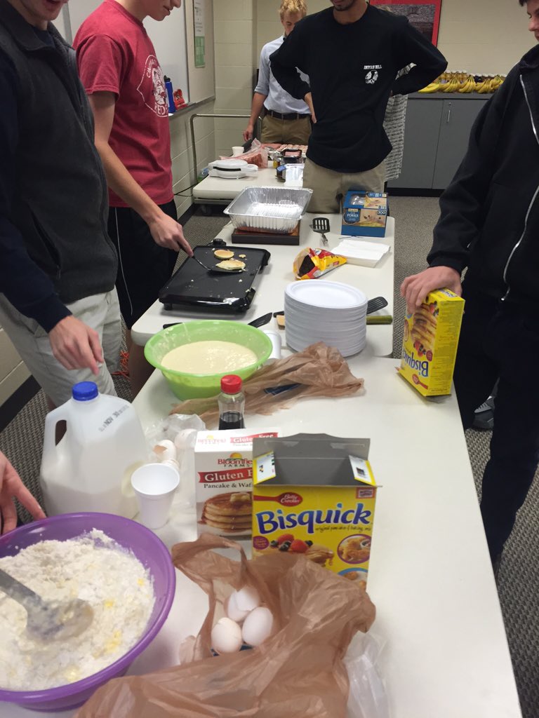 ih2016's tweet photo. Senior breakfast in the MP room! https://t.co/HKvRSbe7B1