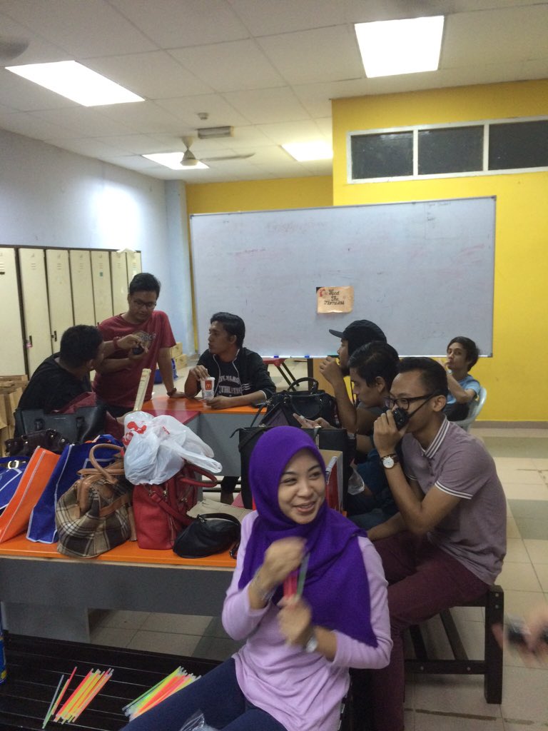 UniselGlowWalk's tweet photo. Our crew is busy preparing for tomorrow! 
#UniselGlowWalk #GlowWithSyria https://t.co/OoK0GWkgQt