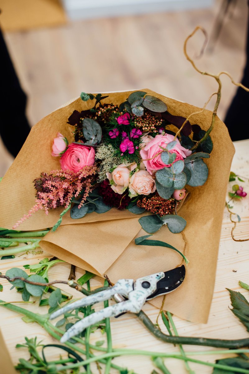 1er atelier fleurs dans la jolie galerie d'Anaïs Colin 
#lesfleursdemilijolie  #fleuriste photos Noe's Sweety Time