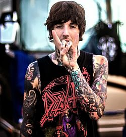   Happy fucking Métal Birthday Oliver Sykes :) \\o/ 