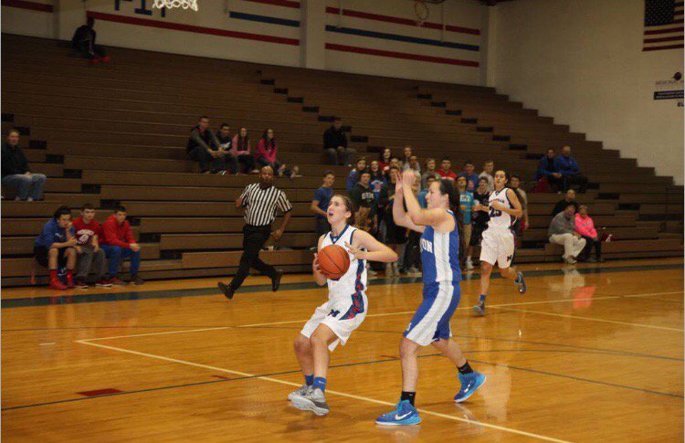 Sarah_oneil10's tweet photo. In honor of our first game today😍😈 https://t.co/nW5xBeRDnY