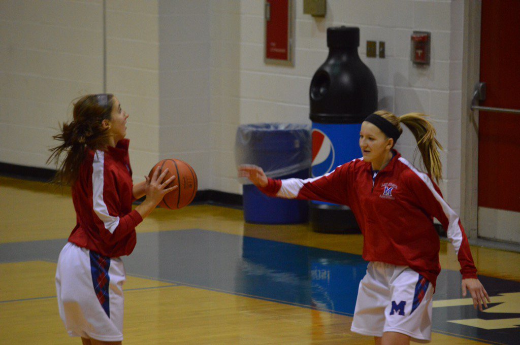 Sarah_oneil10's tweet photo. In honor of our first game today😍😈 https://t.co/nW5xBeRDnY