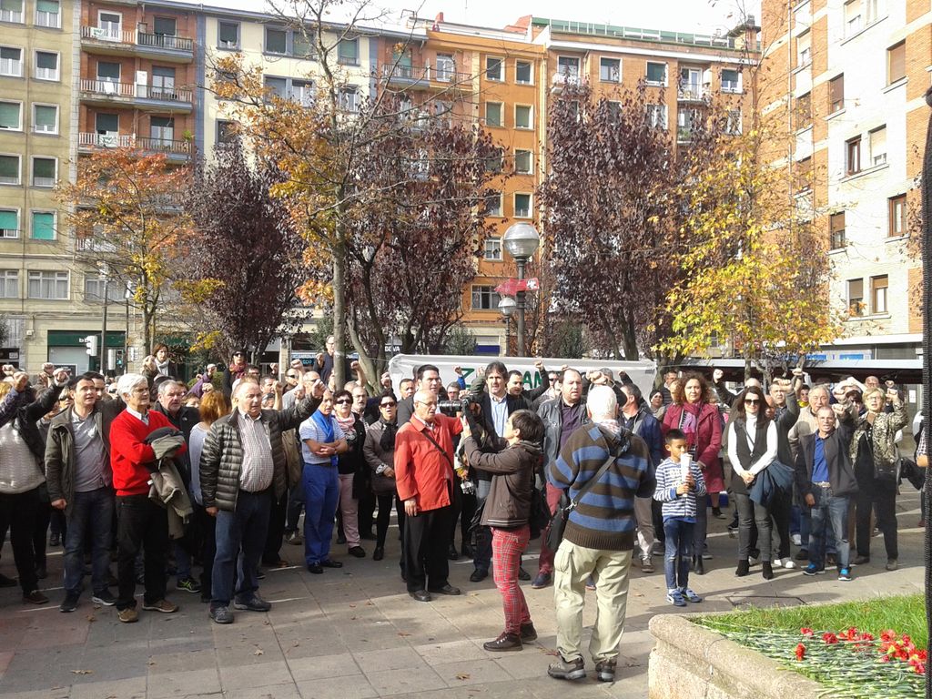 goikodeustu's tweet image. Homenaje de @EgiariZor a Josu Muguruza en la plaza de Errekalde. Presencia de Ezenarro y Hernando, de Lakua