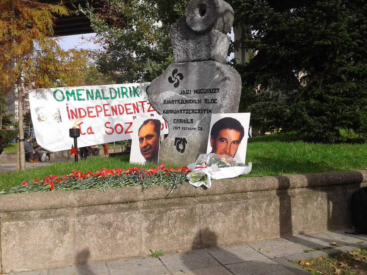 goikodeustu's tweet image. Homenaje de @EgiariZor a Josu Muguruza en la plaza de Errekalde. Presencia de Ezenarro y Hernando, de Lakua