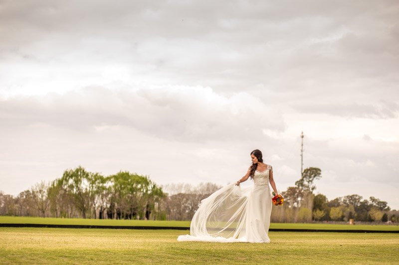 Novias en movimiento, libres como el viento. 
#novia #boda #casamiento #bodadedía   #fercassís #fotógrafo #lamartona