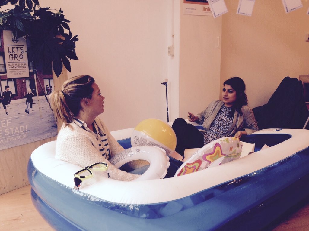 "Vragen op de lift spiegel om mensen met elkaar te laten praten" #ontmoeten <a href="/BlokjeOm050/">BlokjeOm</a>  <a href="/letsgro050/">Let's Gro</a>