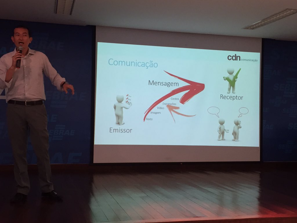 Joao_Unes's tweet photo. Jornalista @Gavras Fukuma, da @CDNComunica, apresenta 2ª palestra da manhã na 4ª Conferência #MiDiAR no @sebraegoias https://t.co/glFpRB5ZOg
