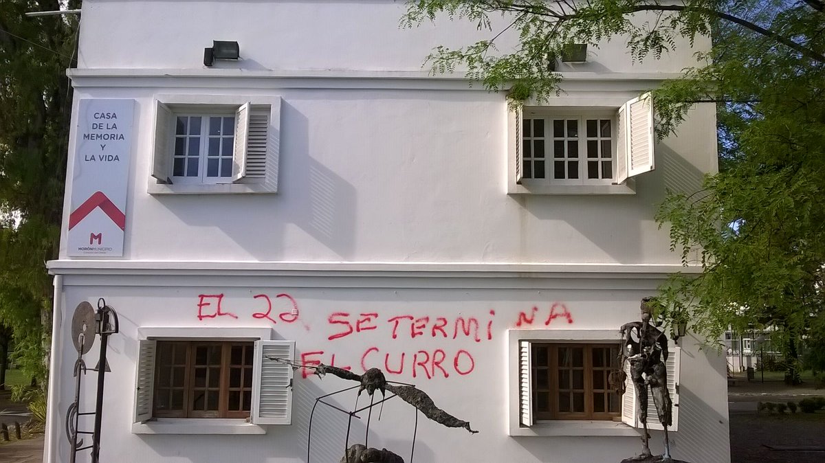 ArielChapuDiaz's tweet photo. Así amaneció la casa de la Memoria en Moron, el amor vence al odio. #MejorScioli @PabloGNavarro https://t.co/R9C4Xjk2fk