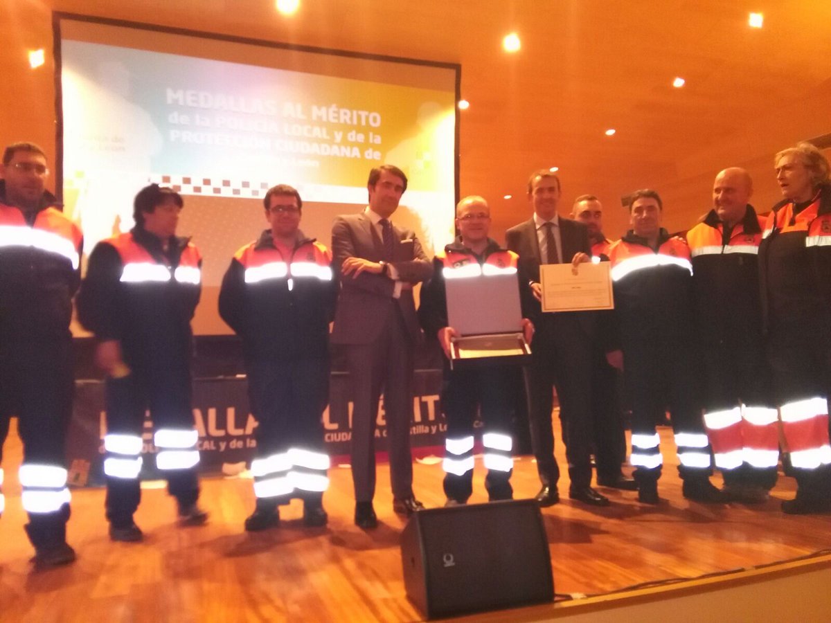 PCivilLaRobla's tweet photo. Hoy hemos recogido en Segovia la Mención Honorífica al Merito de la #ProteccionCiudadana de #CastillayLeon. https://t.co/acTS9fhfJl