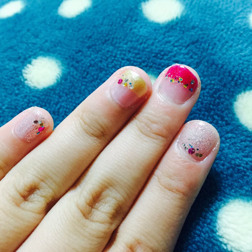 mishu0u0's tweet photo. 明日結婚式行くので久々にネイルしてみた！ストーンはすぐ取れちゃうので今回は装飾オールラメで٩(●˙▿˙●)۶ https://t.co/Lrj3Nga80t