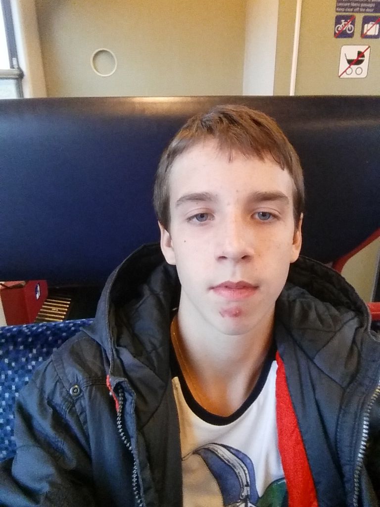 Alexand40171979's tweet photo. Ich sitze die helft meines Lebens im zug https://t.co/67aIeZl9lk