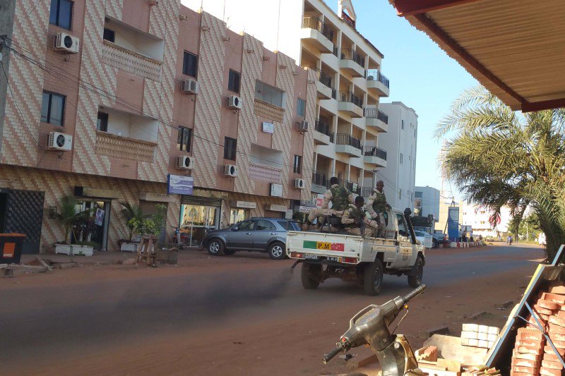 ReutersAfrica's tweet photo. UPDATED: Islamists attack luxury hotel in #Mali capital, TV says commandos free 80 hostages https://t.co/vRbEIPPhr9 https://t.co/xWgjOEbOn4