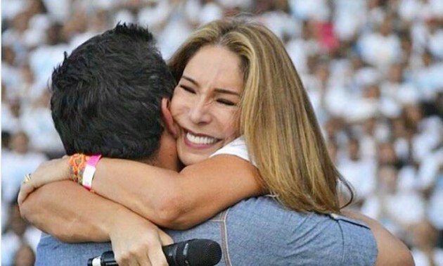 josuerivas's tweet photo. Esta es la foto de la semana! El reencuentro de @Gibelli_Viviana y @DANIELSARCOSC animadores de #LaGuerraDeLosSexos https://t.co/U5sVyc3t8C